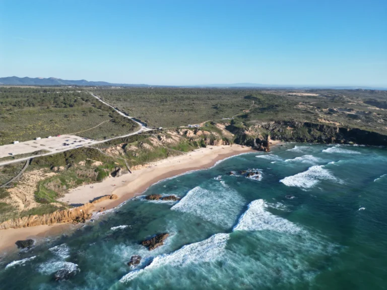 Stop to surf in Malhão Beach_4